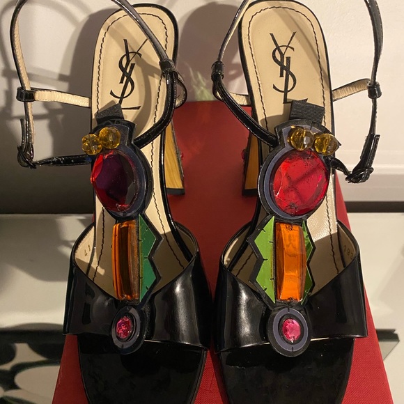 Vintage YSL Patent Leather Jeweled T strap sandals in a size 41. - Picture 6 of 12
